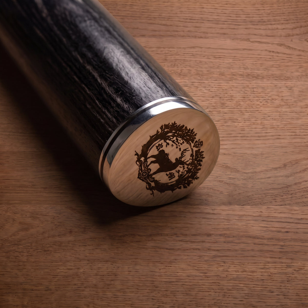 Culot en acier gravé du blason Rouge Mermet au bout du manche en bois de pakka