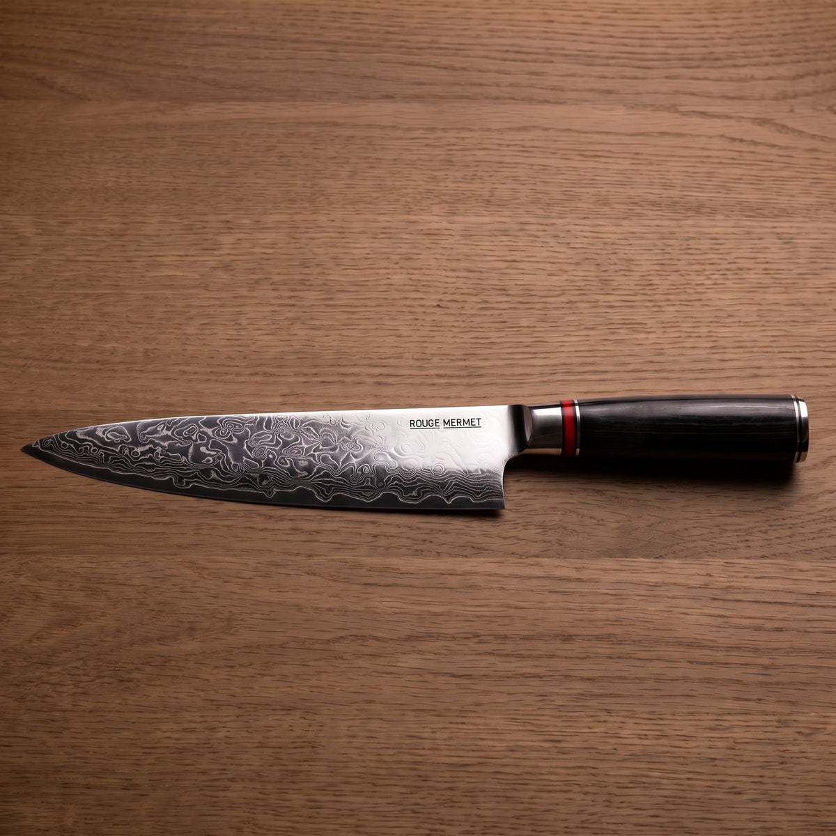 Couteau de chef Rouge Mermet en acier Damas VG10, lame de 20 cm, sur plan de travail en bois