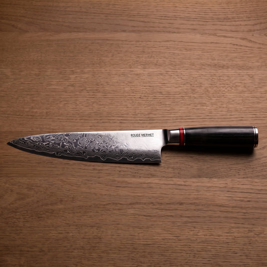 Couteau de chef Rouge Mermet en acier Damas VG10, lame de 20 cm, sur plan de travail en bois