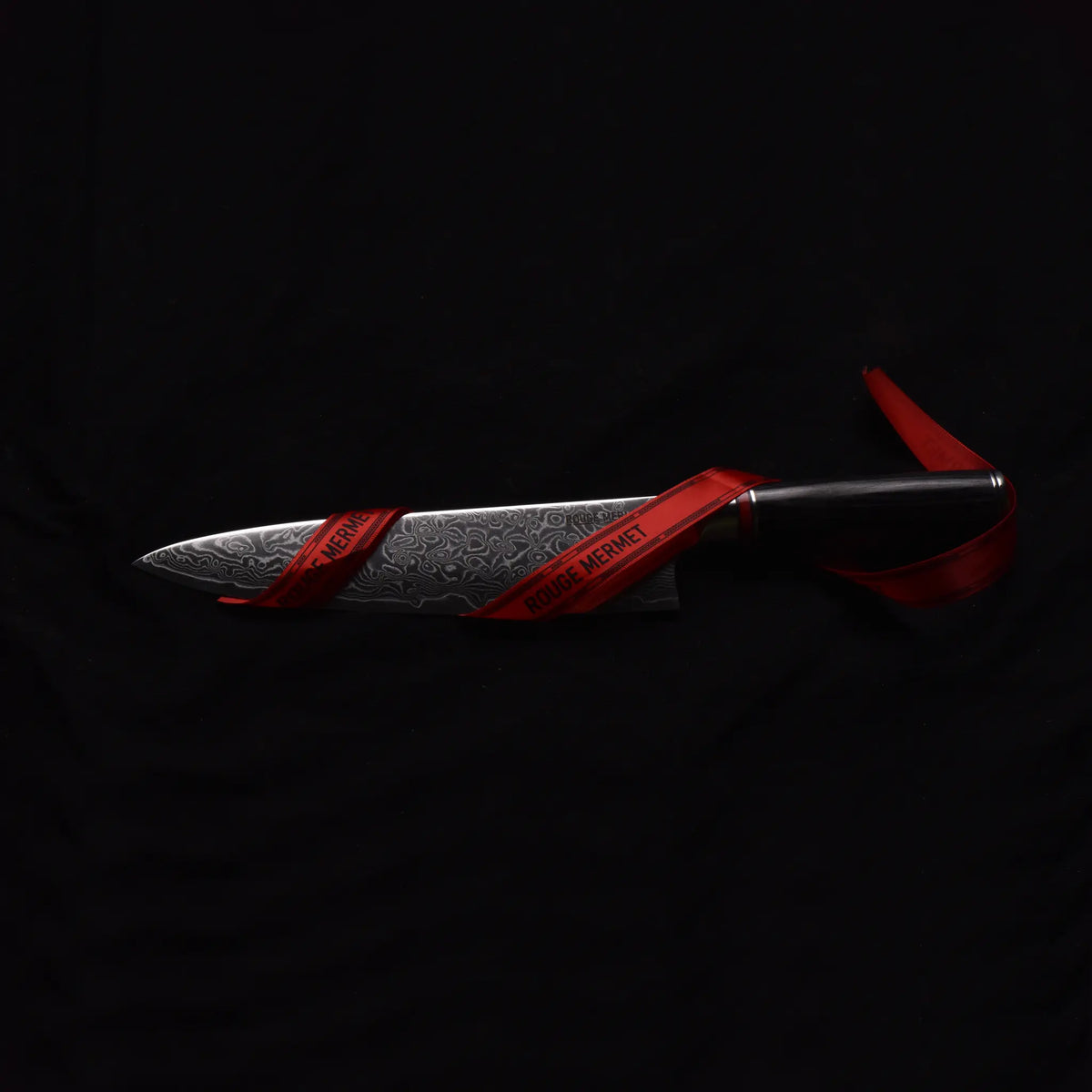 Couteau de chef Rouge Mermet entouré d’un ruban rouge, idée cadeau