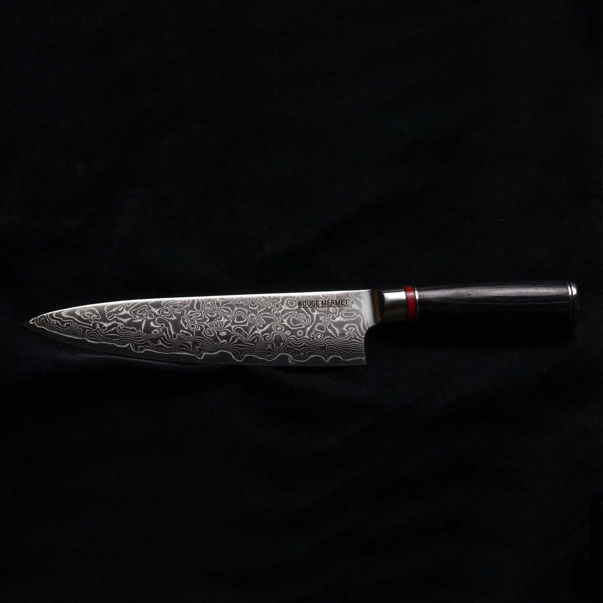 Couteau de chef Rouge Mermet en acier Damas VG10 sur fond noir