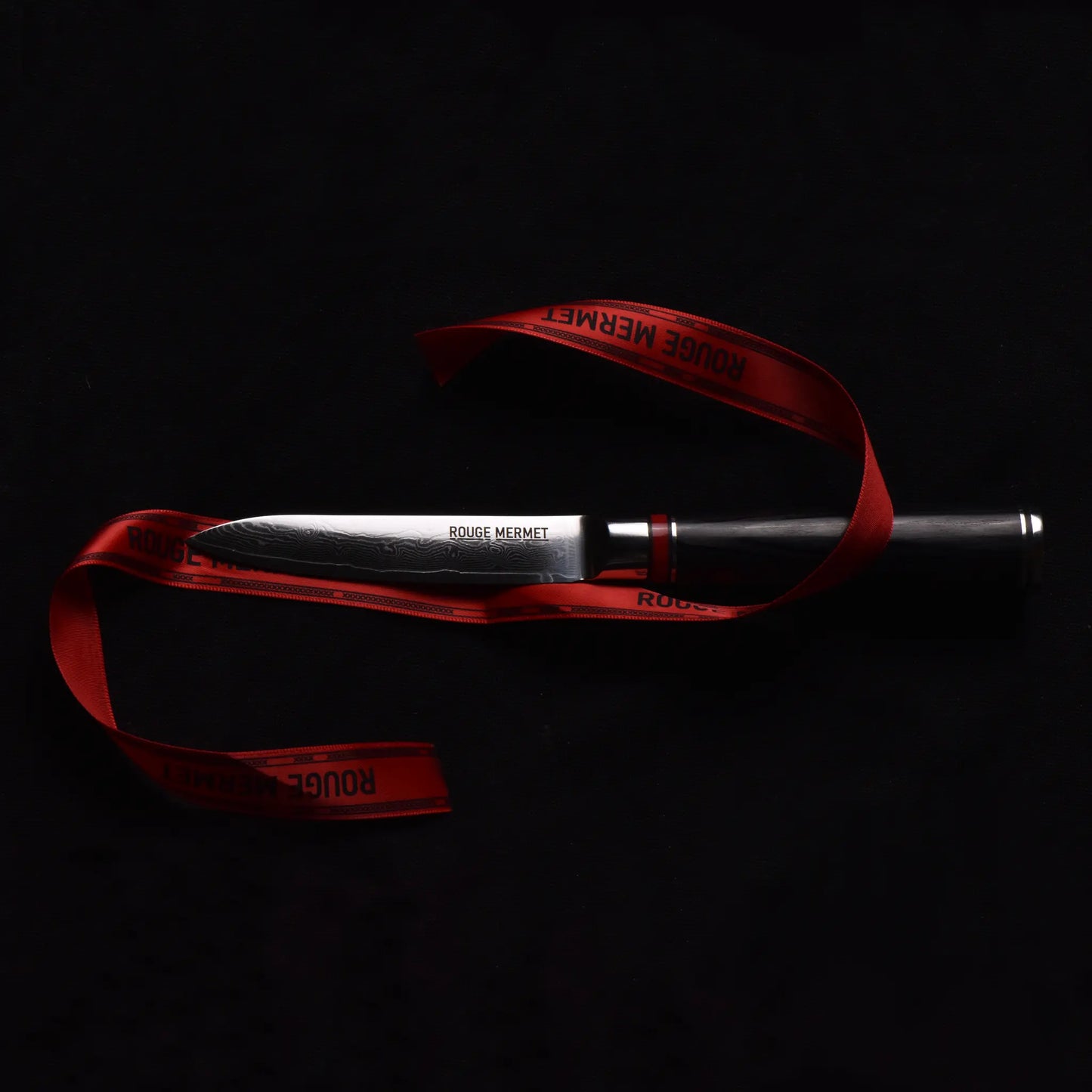 Couteau d’office Rouge Mermet entouré d’un ruban rouge, idée cadeau