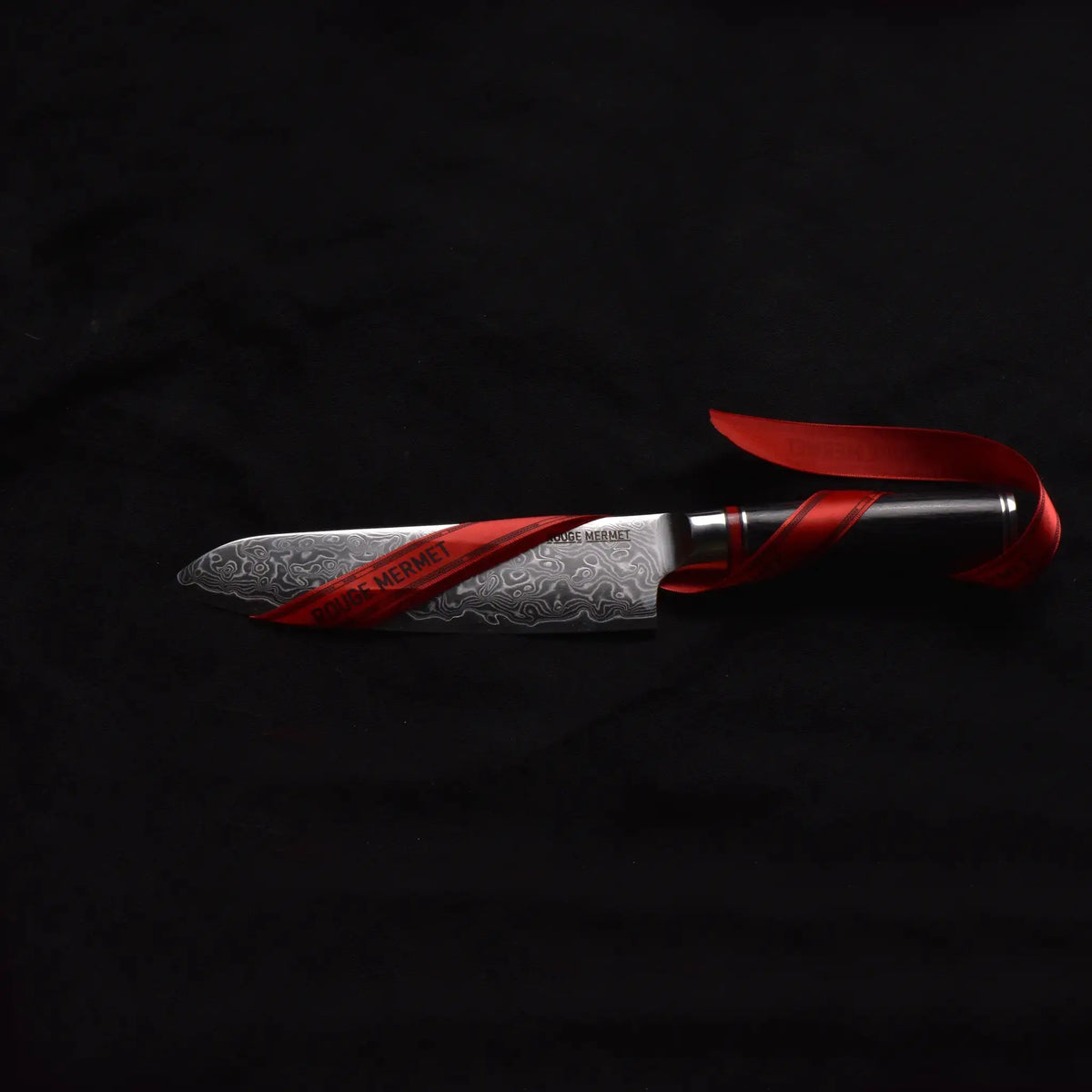 Couteau santoku Rouge Mermet entouré d’un ruban rouge, idée cadeau