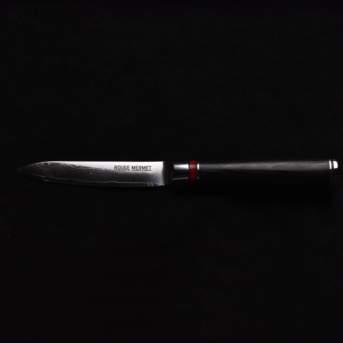 Couteau d’office Rouge Mermet en acier Damas VG10 sur fond noir