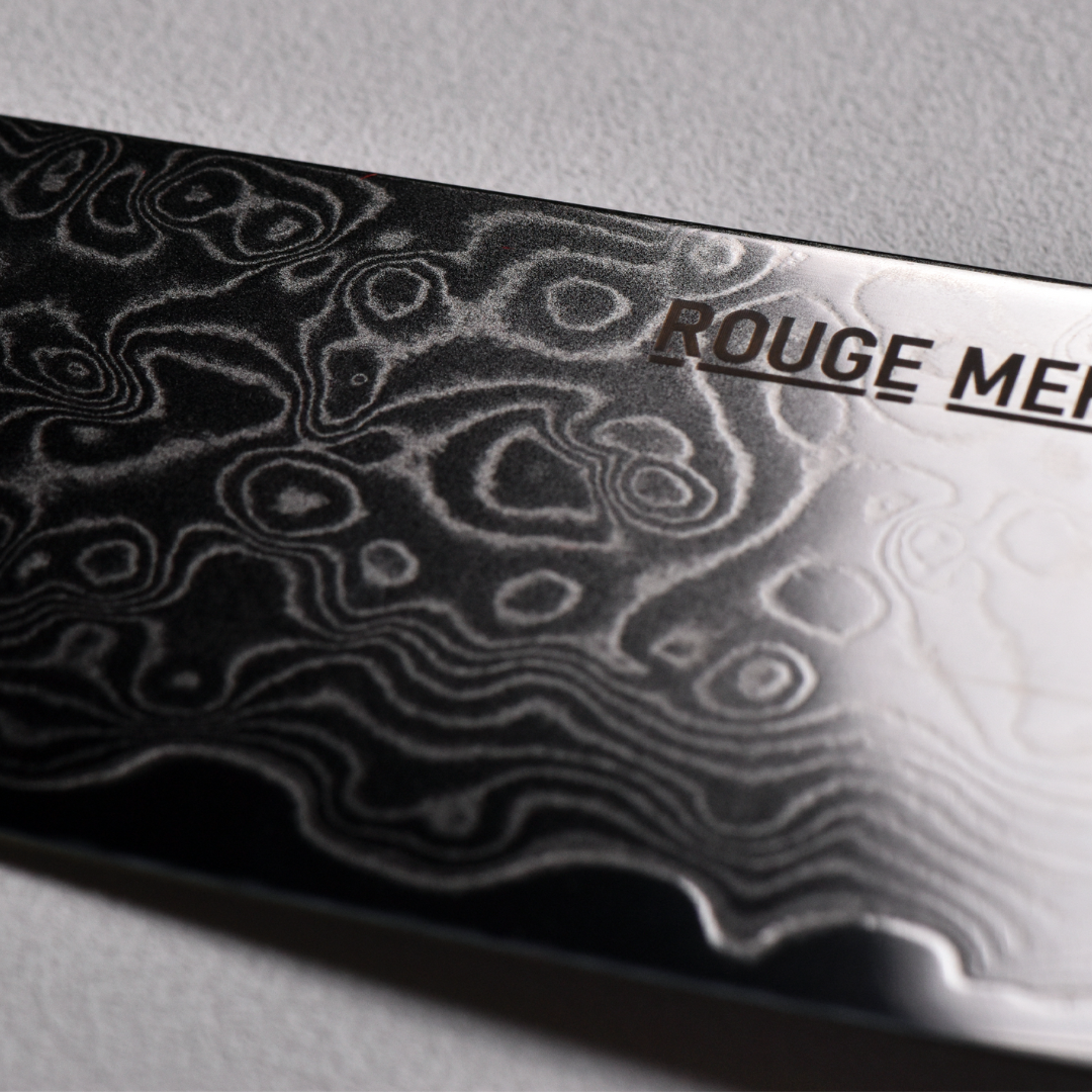 le détail du damas des lames des couteaux rouge mermet