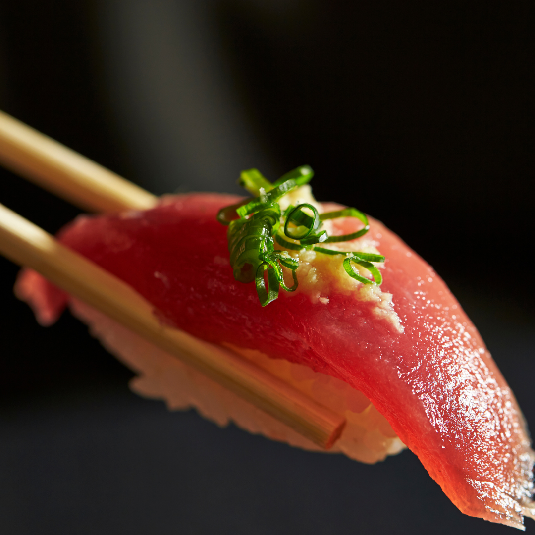 mes baguettes chinoises qui tiennent un sushi au thon rouge