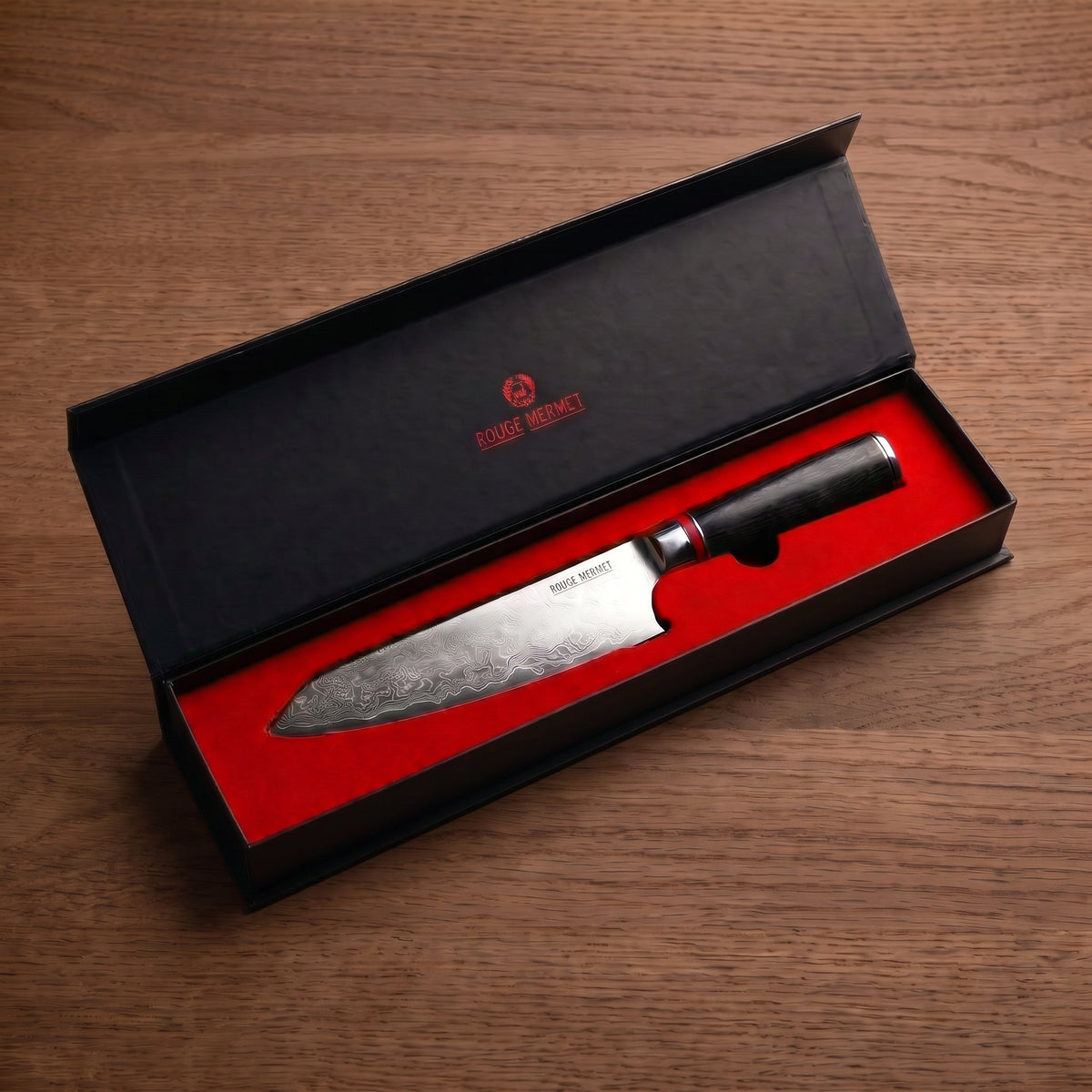Couteau santoku Rouge Mermet dans son coffret noir doublé de rouge