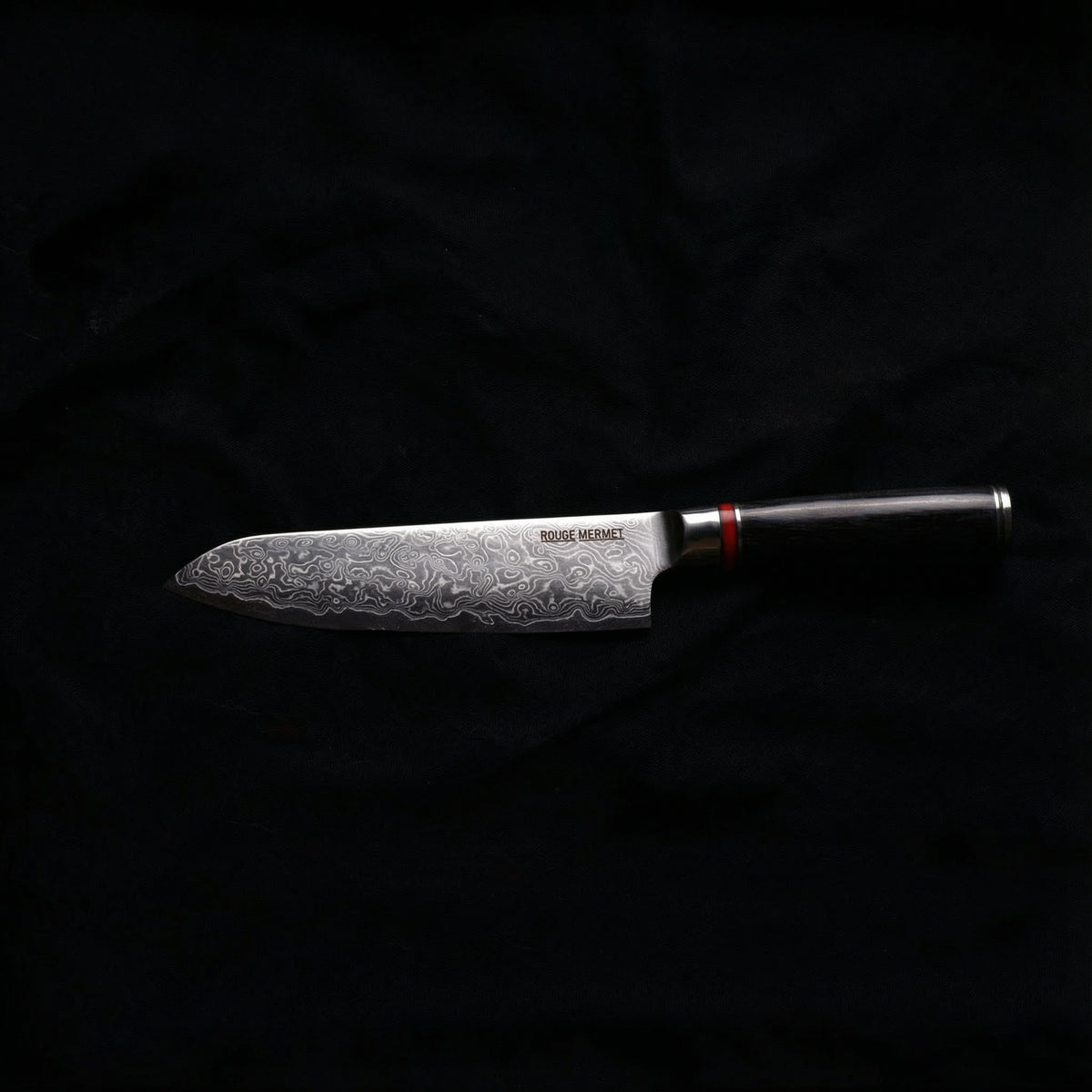 Couteau santoku Rouge Mermet en acier Damas VG10 sur fond noir