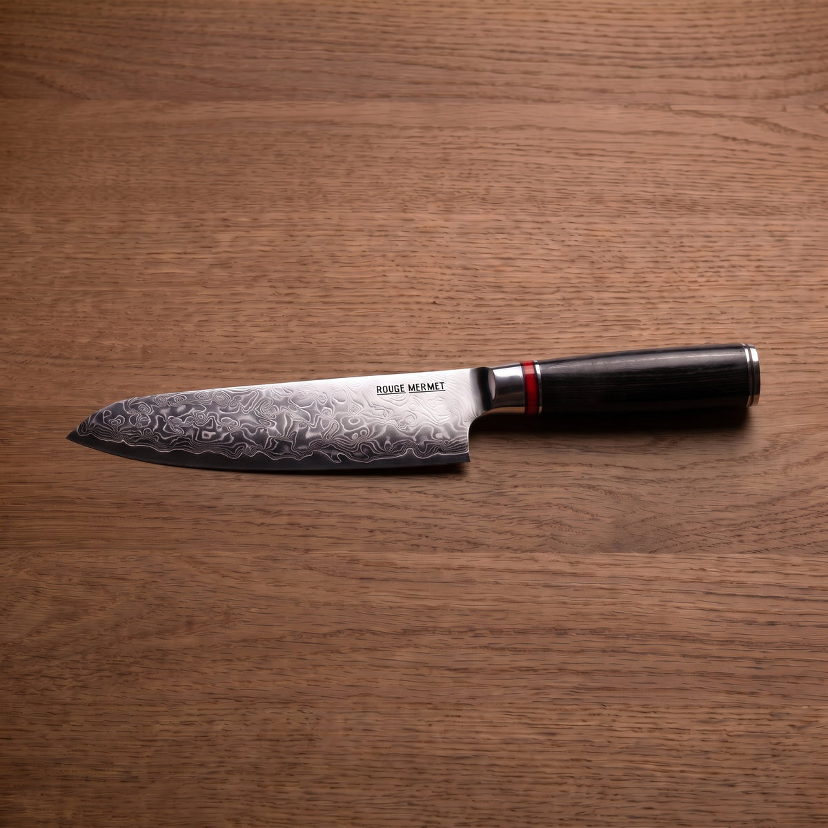Couteau santoku Rouge Mermet en acier Damas VG10, lame de 17,5 cm, sur plan de travail en bois
