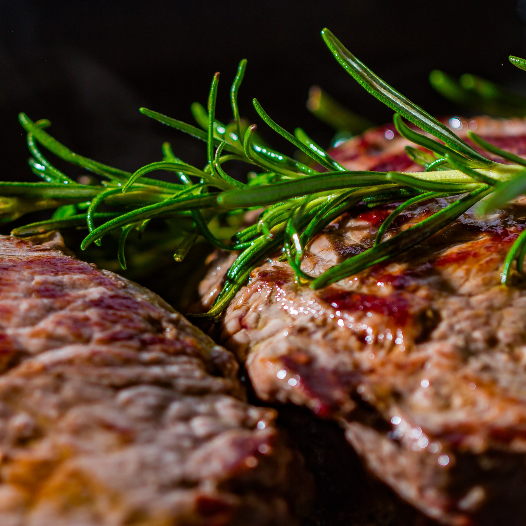 deux beau steak de boeuf grillés avec du romarin dessus